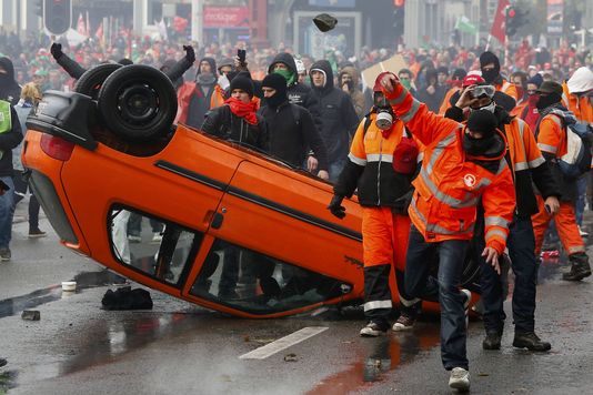 Belgique Plus de 100 000 personnes défilent contre les coupes budgétaires